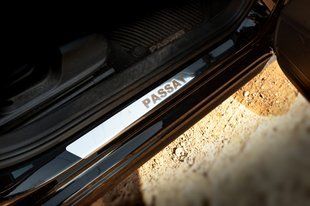 Накладки на дверні пороги Carmos V1 (4 шт, нерж) &mdash; Volkswagen Passat B8 2015-2023 рр. car300144 фото